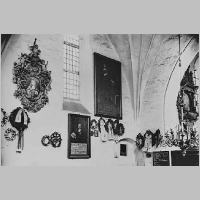 059-0211 Kremitten, Evang. Pfarrkirche,  Nordwand des Schiffs mit Pfarrerbildnissen.jpg